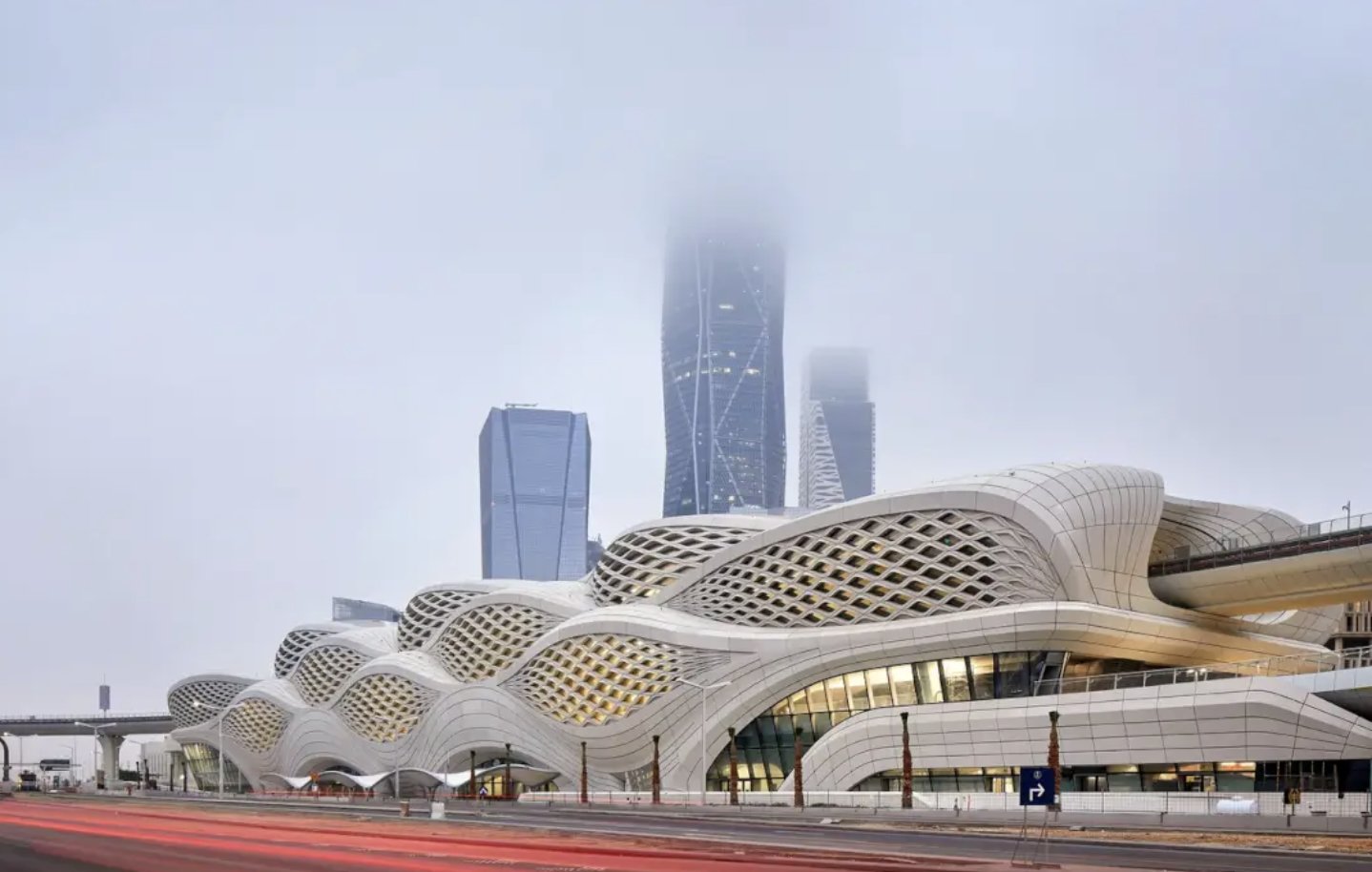 자하 하디드가 설계한 KAFD 역 전경 — 출처: 아크데일리(Archdaily)
