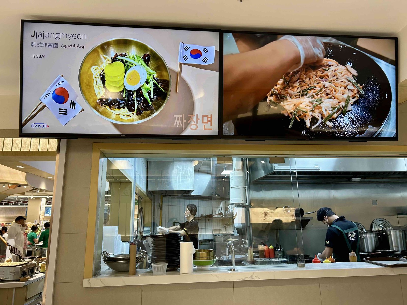 단지의 짜장면 메뉴와 주방 모습