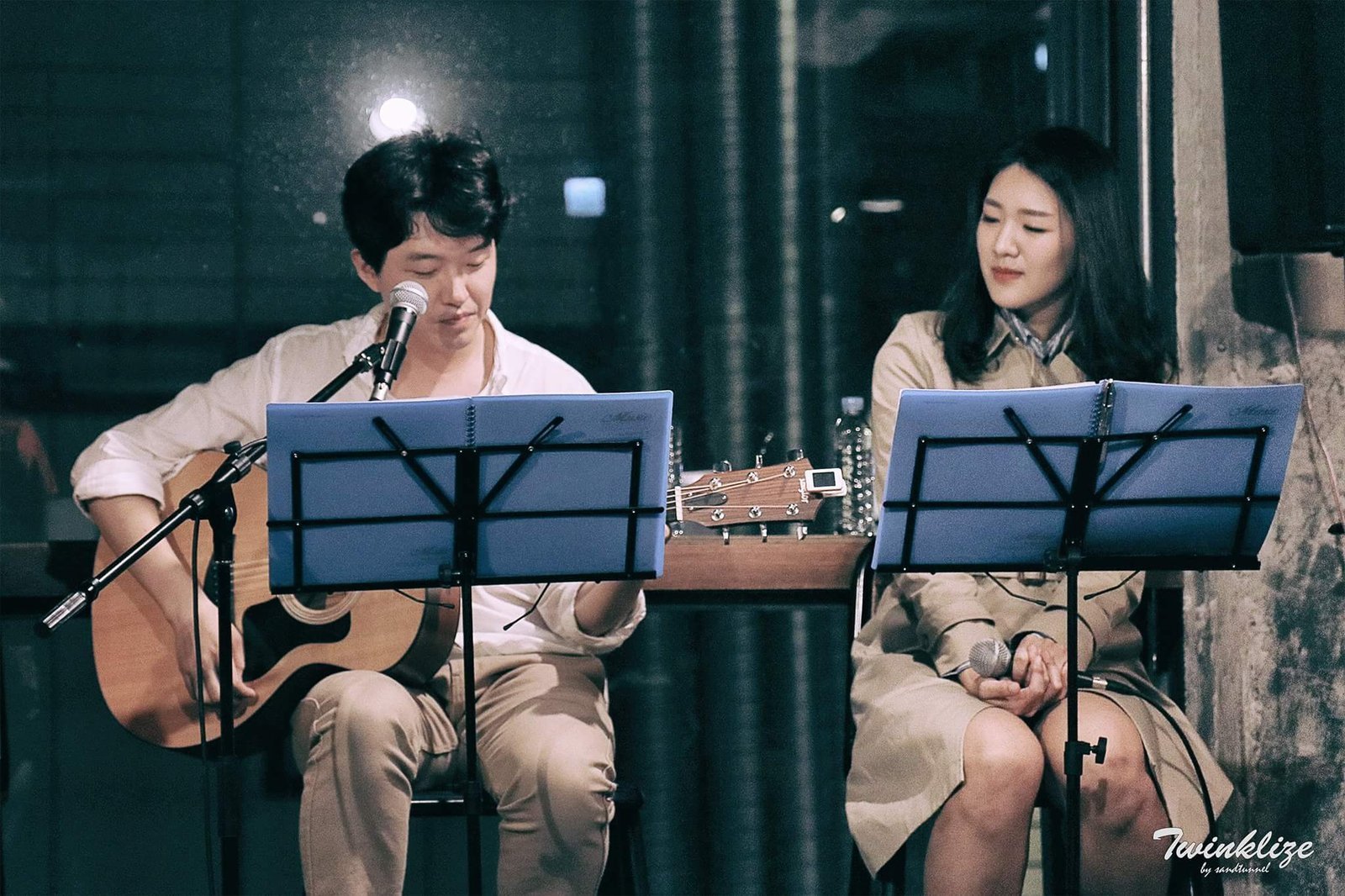 Almost a Love Story 공연 장면 — 노래와 연주