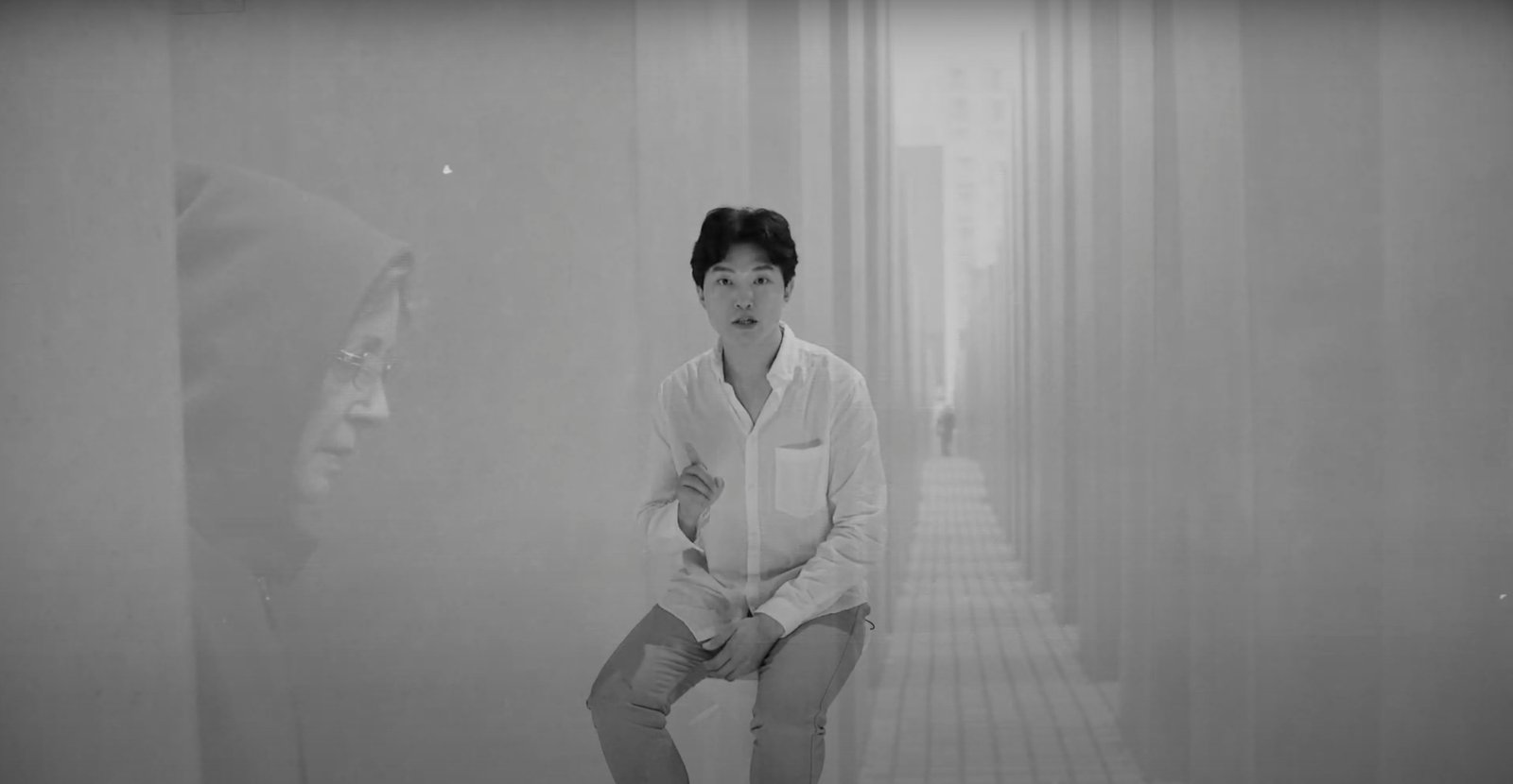 〈카메라 루시다〉 단편영화 스틸 — 흑백, 유리와 겹쳐진 얼굴