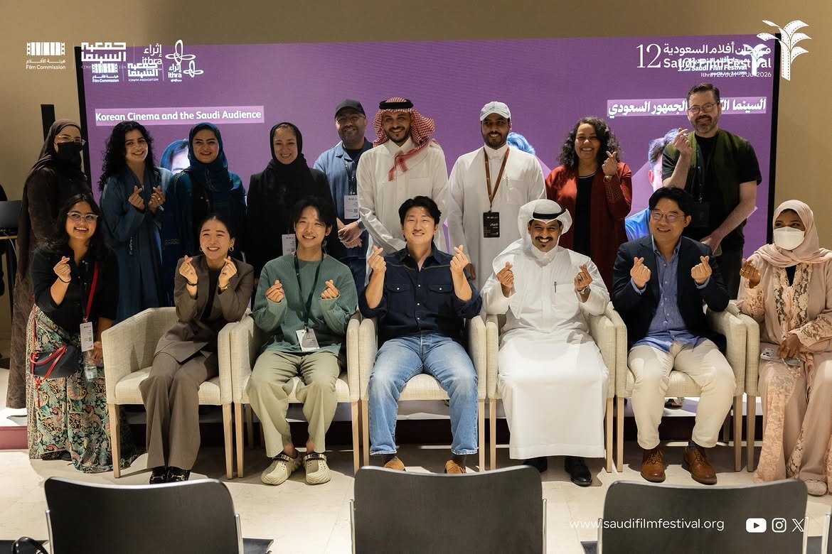 Group photo with panel participants and audience