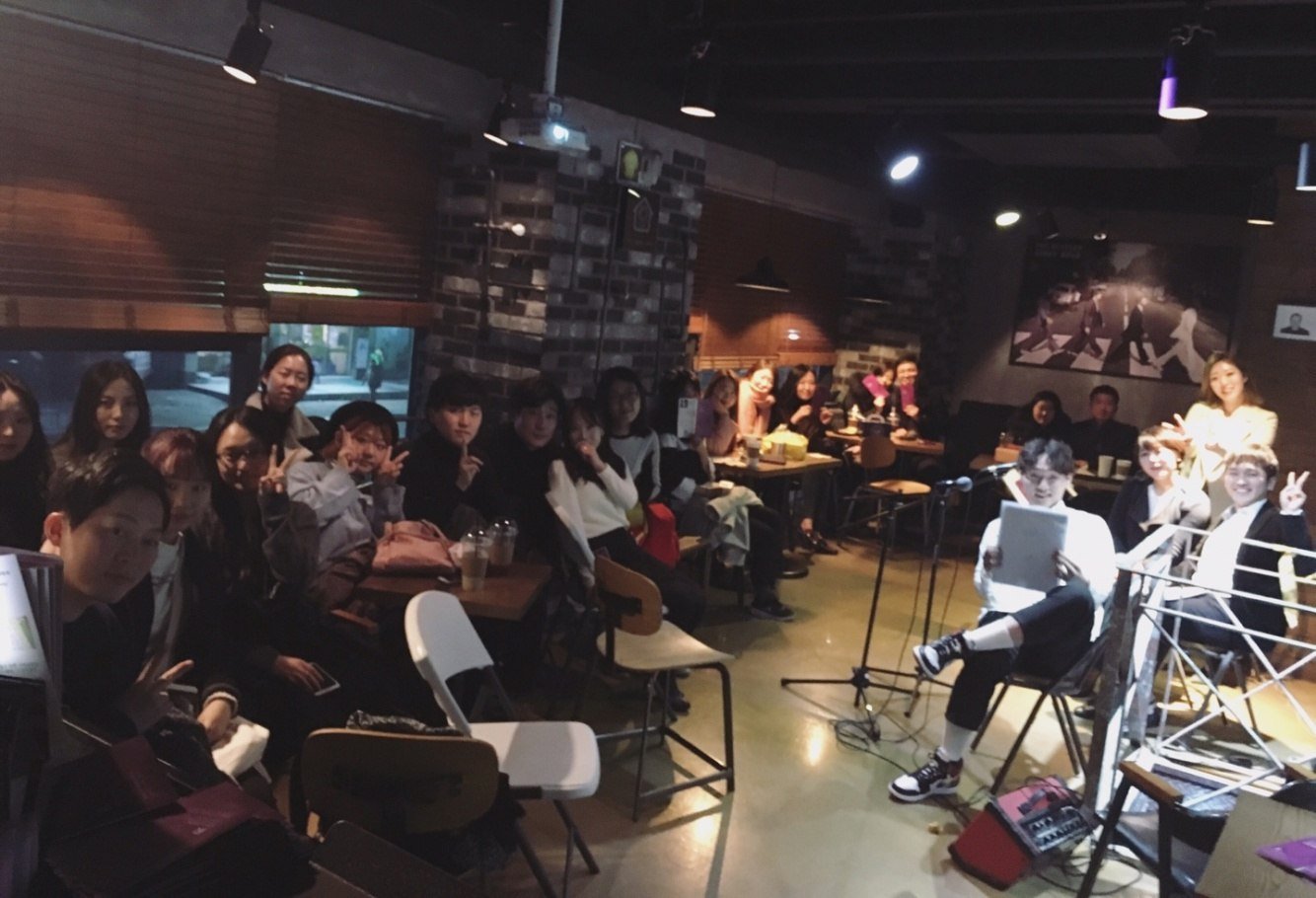 〈사랑을 잃고 나는 쓰네〉 2016 초연 — 카페 객석과 관객