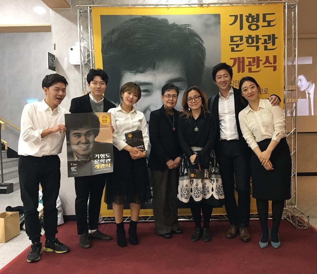 기형도문학관 개관식 — 출연진과 기향도 기형도문학관 관장 및 관계자 단체 사진