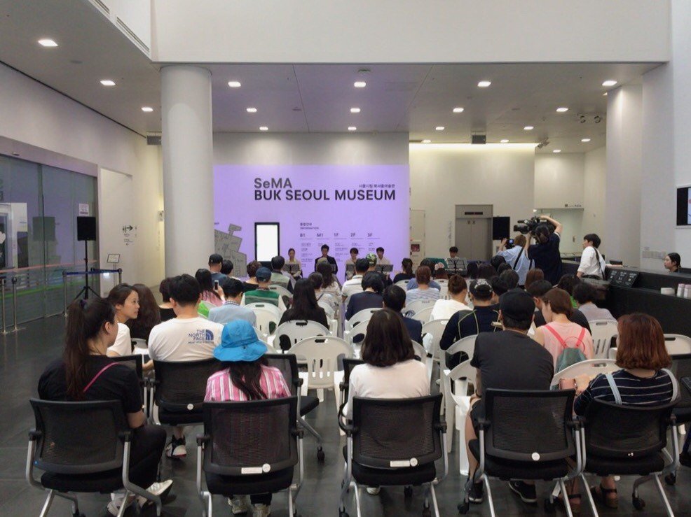 〈사랑을 잃고 나는 쓰네〉 공연 전경 — 서울시립 북서울미술관 로비와 관객