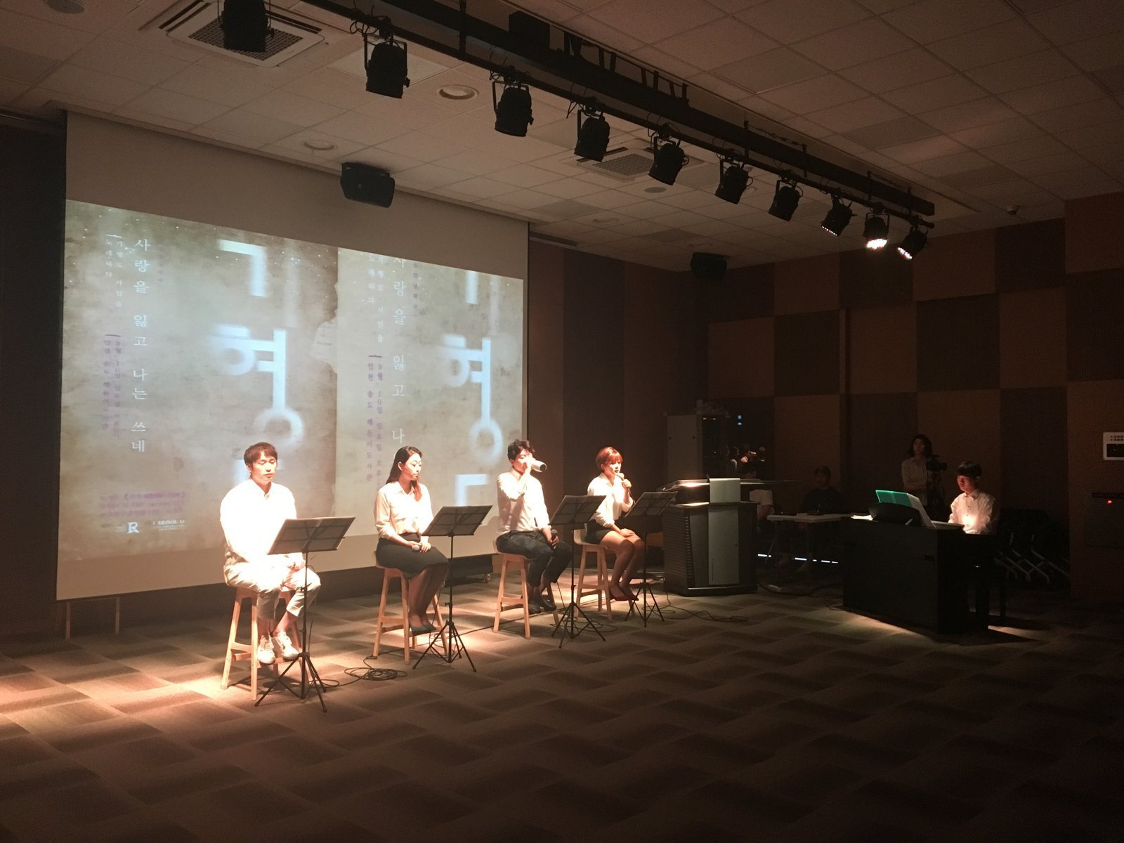 〈사랑을 잃고 나는 쓰네〉 공연 장면 — 인천 송도 해돋이도서관