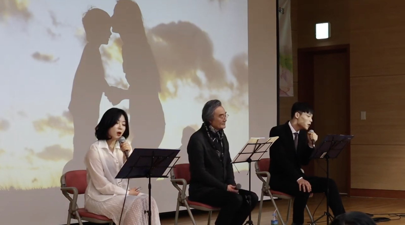 〈나는 선생님이 좋아요〉 공연 장면 — 세 배우의 낭독, 노을 영상 (2019)