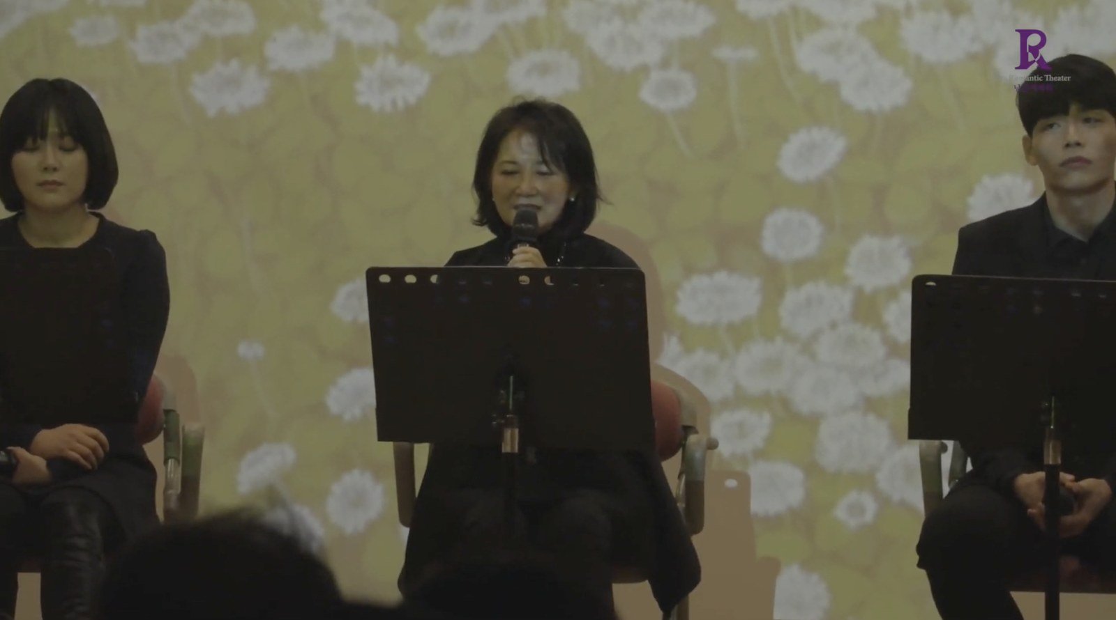 〈꽃을 보듯 너를 본다〉 공연 장면 — 노래하는 배우, 꽃 영상 (2018)