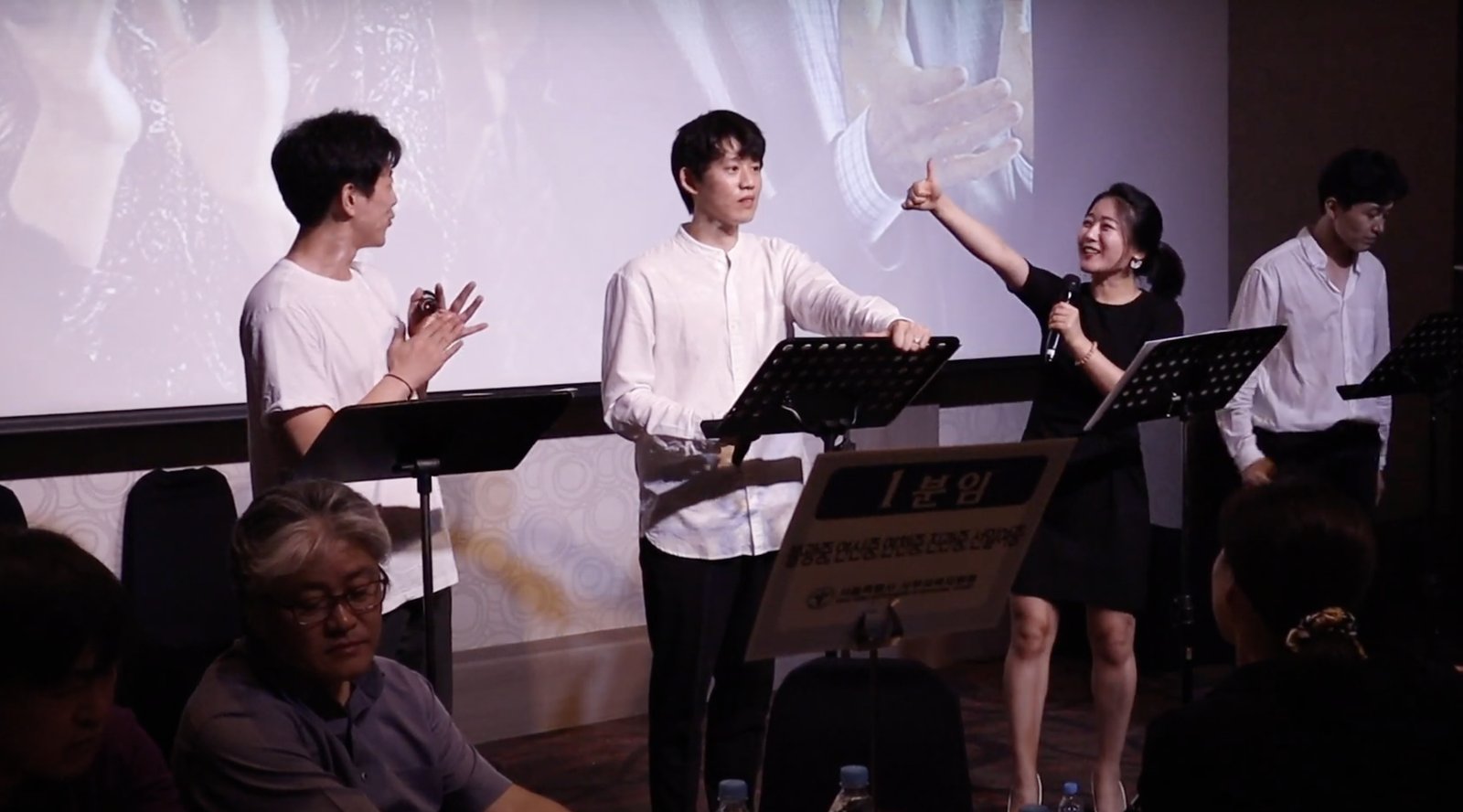 〈원더〉 공연 장면 — 네 배우의 낭독과 노래 (2019)
