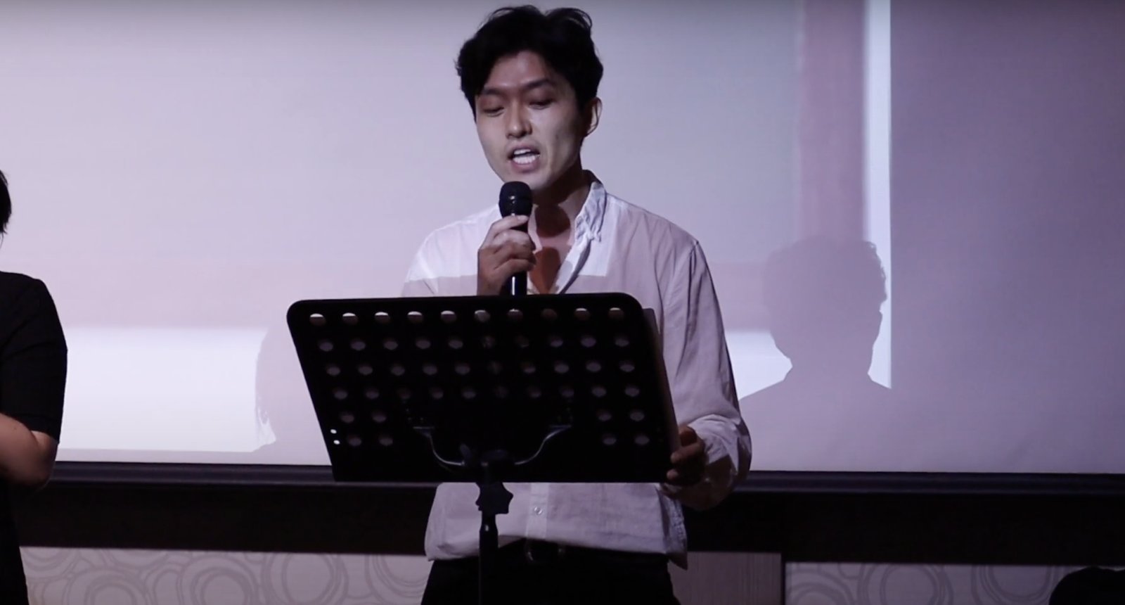 〈원더〉 공연 장면 — 낭독하며 노래하는 배우 (2019)